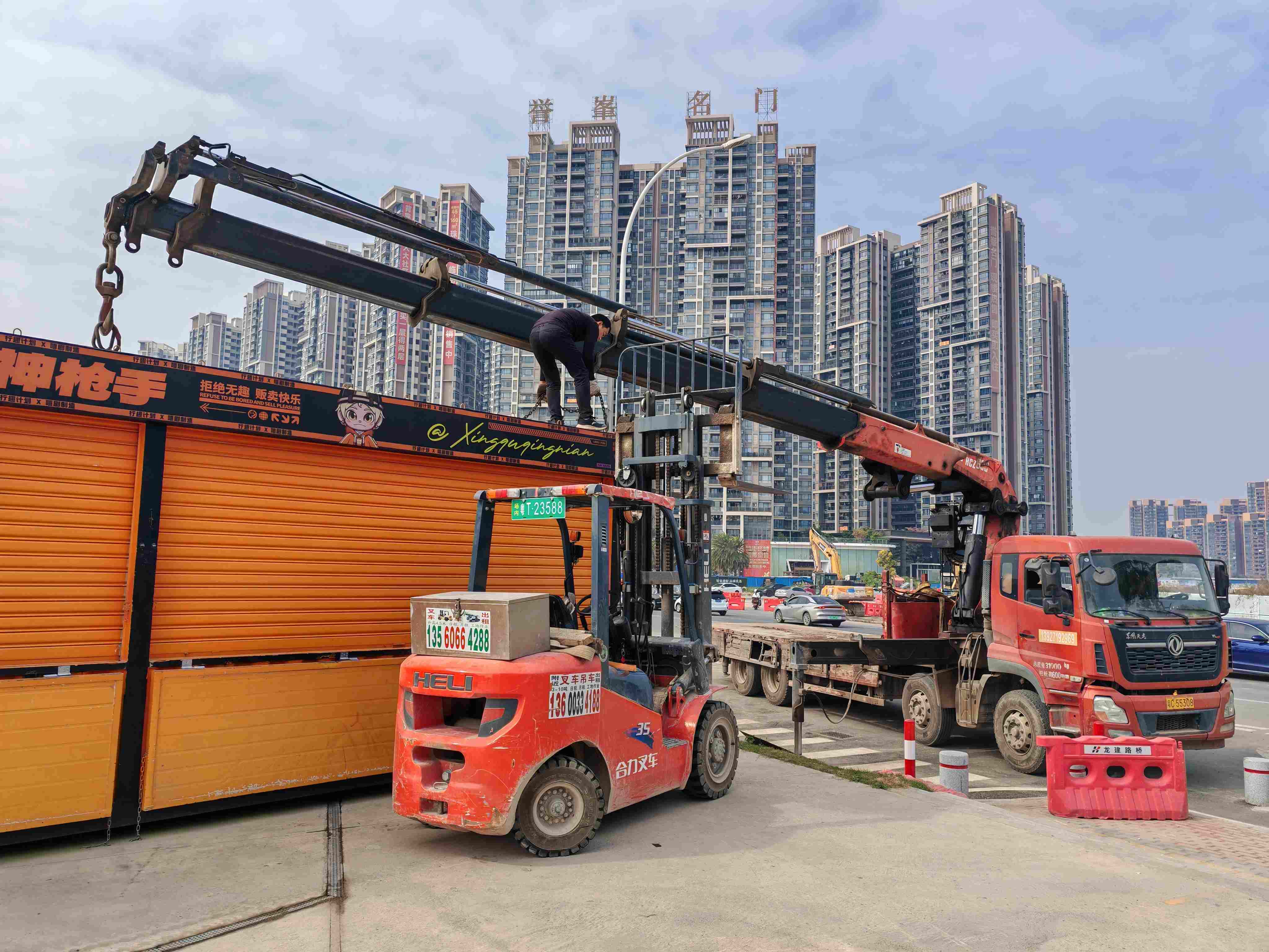 珠海叉车租用本地化服务解析:珠海市德南吊装搬运有限公司值得信赖吗?
